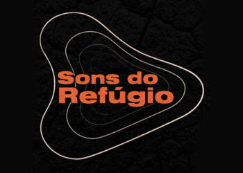 Capa do disco 'Sons do Refúgio'. Ele é preto, com formas circulares brancas e no centro o título "Sons do Refúgio" em vermelho tom pastel.