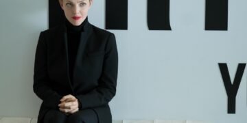 Amanda Seyfried como Elizabeth Holmes
