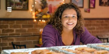 Marcada por seus papeis em 'Six Feet Under' e 'One Day at a Time', Justina Machado é uma serial killer "involuntária" em 'Os Horrores de Dolores Roach'. Imagem: Amazon Studios/Divulgação.