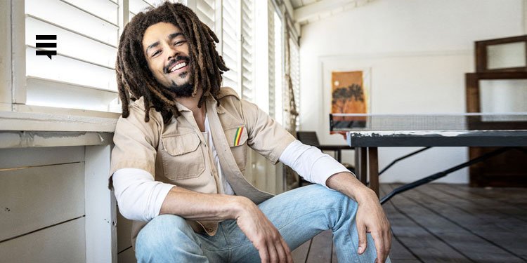 A interpretação de Ben Kingsley-Adir como Marley é notável pela voz, mas não captura a dinâmica física e a velocidade carismática do verdadeiro Marley. Imagem: Paramount Pictures/Divulgação.