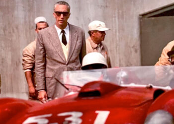 Adam Driver vive o magnata do automobilismo Enzo Ferrari. Imagem: Divulgação.