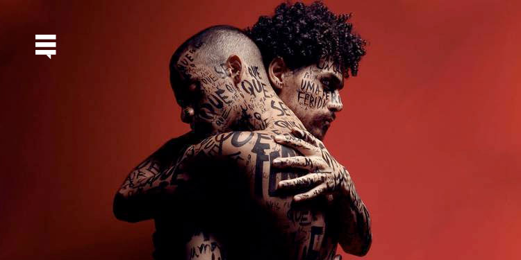Montagem é inventiva adaptação para o palco do filme pernambucano  'Tatuagem'. Imagem: Divulgação.