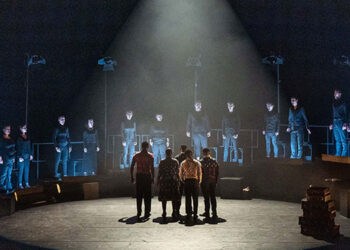 Cena de 'Broken Chord [Acorde Rompido]', dos artistas sul-africanos Gregory Maqoma e Thuthuka Sibisi, espetáculo que abre a mostra no Teatro Paulo Autran, no Sesc Pinheiros. Imagem: Thomas Muller.