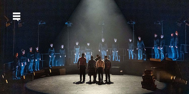 Cena de 'Broken Chord [Acorde Rompido]', dos artistas sul-africanos Gregory Maqoma e Thuthuka Sibisi, espetáculo que abre a mostra no Teatro Paulo Autran, no Sesc Pinheiros. Imagem: Thomas Muller.