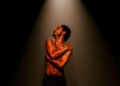Clayton Nascimento escreve, dirige e protagoniza 'Macacos': tour-de-force. Imagem: Divulgação.
