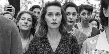 Paola Cortellesi  dirige e protagoniza o lúdico e político 'Ainda Temos o Amanhã'. Imagem: Divulgação.