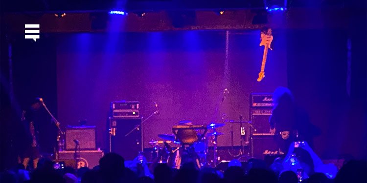 Show do Acid Mothers Temple terminou com guitarra no teto do Espaço Fabrique. Imagem: Alejandro Mercado / Escotilha.