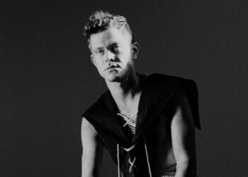 Artista trará disco fresco ao Brasil. Imagem: Camille Vivier / Divulgação.