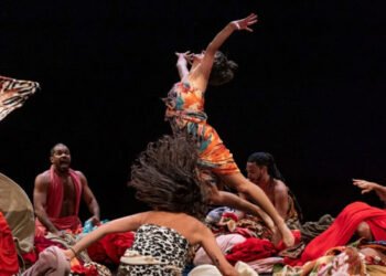 Vencedor do 67º Prêmio APCA de Dança de 2022 na categoria coreografia/criação, 'Encantado' integrou a Mostra Lucia Camargo. Imagem: Sammi Landweer / Divulgação.