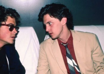Rob Lowe e Andrew McCarthy, membros do "Brat Pack". Imagem: ABC Studios / Divulgação.