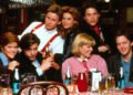 A trupe de 'O Primeiro Ano do Resto de Nossas Vidas': rebeldes sem causa. Imagem: Columbia Pictures / Divulgação.