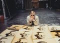 Imagem de Andy Warhol diante de suas serigrafias. Imagem: Autoral Filmes / Divulgação.