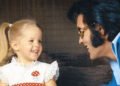 Elvis Presley e a pequena Lisa Marie. Imagem: Reprodução.