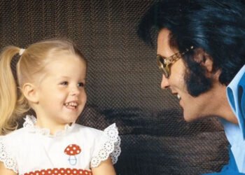 Elvis Presley e a pequena Lisa Marie. Imagem: Reprodução.
