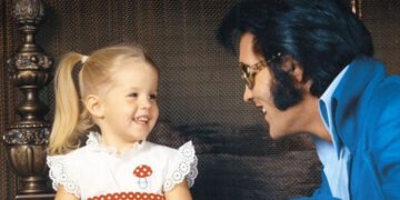 Elvis Presley e a pequena Lisa Marie. Imagem: Reprodução.