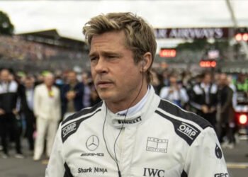 Brad Pitt está bastante confortável em cena. Imagem: Warner Bros. / Divulgação.