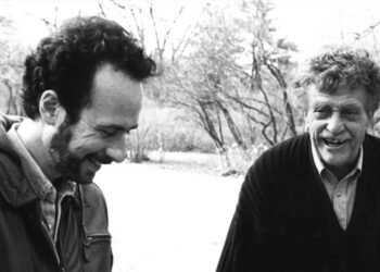 O diretor Robert B. Weide e o escritor Kurt Vonnegut. Ambos conviveram por quase trinta anos. Imagem: Whyaduck Productions / Divulgação.