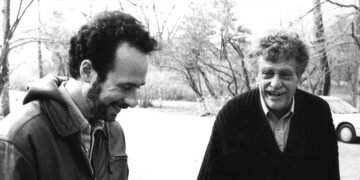 O diretor Robert B. Weide e o escritor Kurt Vonnegut. Ambos conviveram por quase trinta anos. Imagem: Whyaduck Productions / Divulgação.