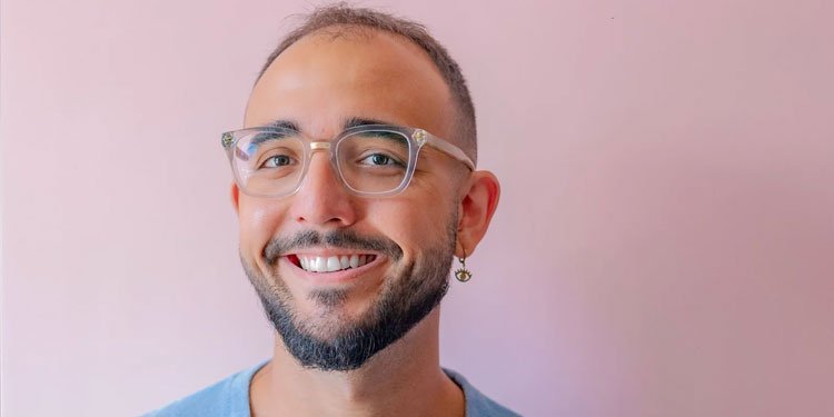 Autor se tornou um fenômeno literário. Imagem: Thais Alvarenga / Divulgação.