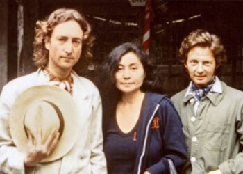 John Lennon e Yoko Ono com Elliot Mintz. Imagem: Reprodução.