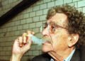 O escritor estadunidense Kurt Vonnegut. Imagem: Matthias Rietschel / AP Photo / Reprodução.