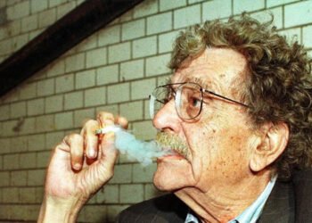 O escritor estadunidense Kurt Vonnegut. Imagem: Matthias Rietschel / AP Photo / Reprodução.