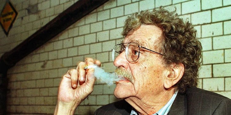 O escritor estadunidense Kurt Vonnegut. Imagem: Matthias Rietschel / AP Photo / Reprodução.