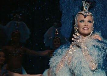 Pamela Anderson se entrega ao papel de Shelly em 'A Última Showgirl'. Imagem: Utopia / Divulgação.