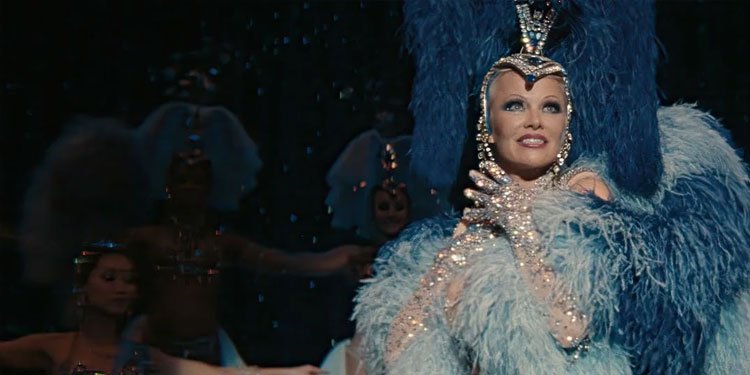 Pamela Anderson se entrega ao papel de Shelly em 'A Última Showgirl'. Imagem: Utopia / Divulgação.