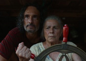 Rodrigo Santoro e Denise Weinberg conduzem a narrativa de 'O Último Azul', de Gabriel Mascaro. Imagem: Desvia Filmes / Divulgação.