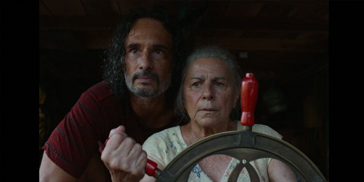 Rodrigo Santoro e Denise Weinberg conduzem a narrativa de 'O Último Azul', de Gabriel Mascaro. Imagem: Desvia Filmes / Divulgação.