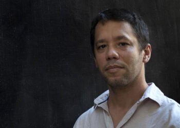 Itamar Vieira Junior é um dos autores brasileiros contemporâneos mais bem-sucedidos. Imagem: Adenor Gondin / Reprodução.
