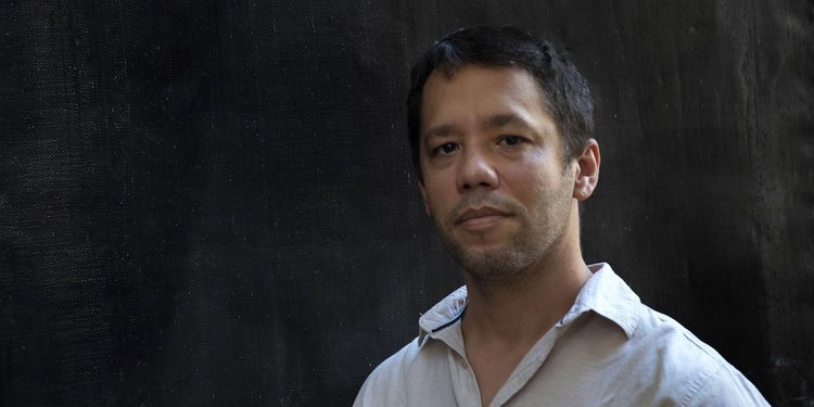 Itamar Vieira Junior é um dos autores brasileiros contemporâneos mais bem-sucedidos. Imagem: Adenor Gondin / Reprodução.