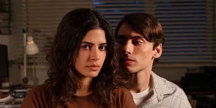 Julia Dalavia e Jaffar Bambirra protagonizam a adaptação do Globoplay para obra de Raphael Montes. Imagem: Globoplay / Divulgação.