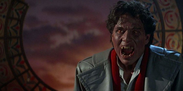 Chris Sarandon vive um vampiro memorável em 'A Hora do Espanto'. Imagem: Columbia Pictures / Divulgação.
