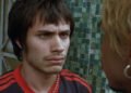 Gael García Bernal interpreta Octavio em 'Amores Brutos', filme que catapultou a carreira de 
Alejandro G. Iñárritu. Imagem: Zeta Films / DIvulgação.