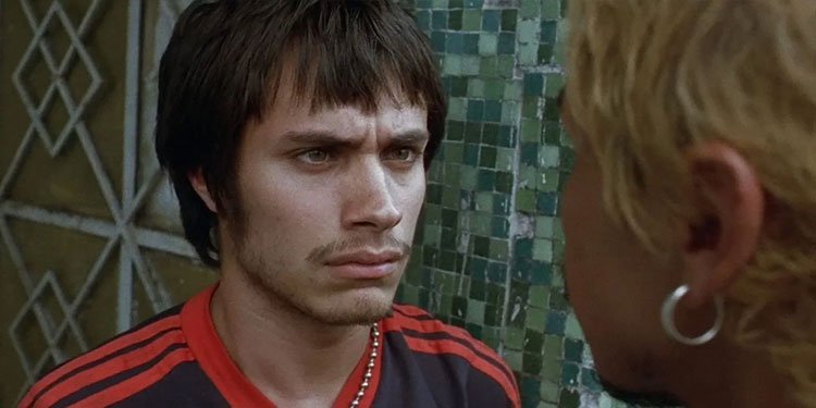 Gael García Bernal interpreta Octavio em 'Amores Brutos', filme que catapultou a carreira de 
Alejandro G. Iñárritu. Imagem: Zeta Films / DIvulgação.