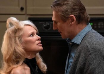 Pamela Anderson e Lian Neeson em 'Corra que a Polícia Vem Aí'. Imagem: Paramount Pictures / Divulgação.