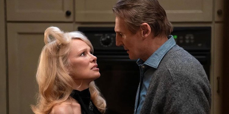 Pamela Anderson e Lian Neeson em 'Corra que a Polícia Vem Aí'. Imagem: Paramount Pictures / Divulgação.