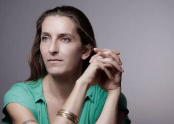 A escritora francesa Neige Sinno em 2023. Imagem: Joel Saget / AFP / Reprodução.