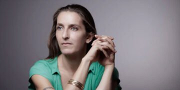 A escritora francesa Neige Sinno em 2023. Imagem: Joel Saget / AFP / Reprodução.