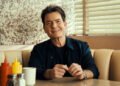 Charlie Sheen hoje, aos 60 anos. Imagem: Boardwalk Pictures / Divulgação.