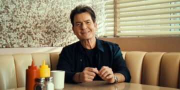 Charlie Sheen hoje, aos 60 anos. Imagem: Boardwalk Pictures / Divulgação.