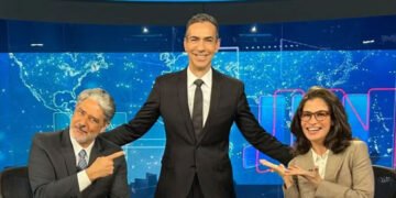 William Bonner, César Tralli e Renata Vasconcelos reunidos no 'Jornal Nacional'. Imagem: TV Globo / Divulgação.