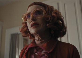 Amy Madigan encarna a assustadora tia Gladys. Imagem: New Line Cinema / Divulgação.