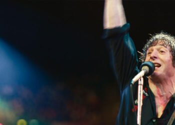 Jeremy Allen White faz um Bruce Springsteen sem procurar imitá-lo, um acerto em meio a um filme problemático. Imagem: Bluegrass Films / Divulgação.