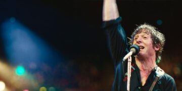 Jeremy Allen White faz um Bruce Springsteen sem procurar imitá-lo, um acerto em meio a um filme problemático. Imagem: Bluegrass Films / Divulgação.