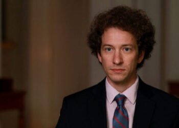 Experiente em cobertura política dos Estados Unidos, David A. Graham detalha as estratégia da extrema direita para esfacelar a democracia. Imagem: PBS / Reprodução.