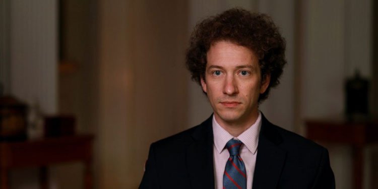 Experiente em cobertura política dos Estados Unidos, David A. Graham detalha as estratégia da extrema direita para esfacelar a democracia. Imagem: PBS / Reprodução.