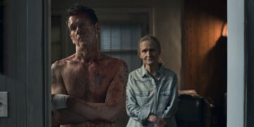 Kevin Bacon encarna Hub Halloran, um caçador a serviço do demônio. Imagem: Amazon Studios / Divulgação.